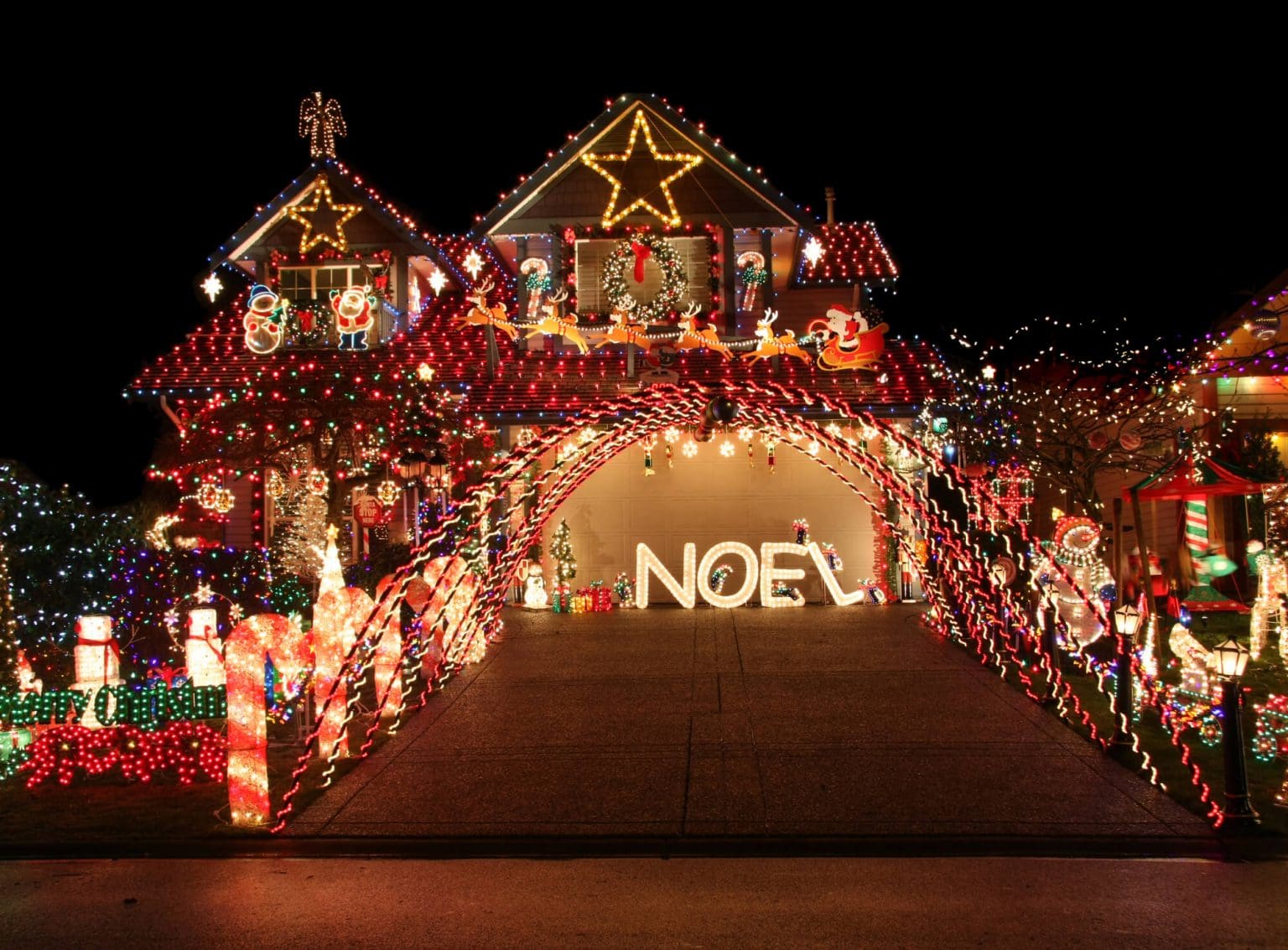 9 Tips for Putting Up Christmas Lights Safely
